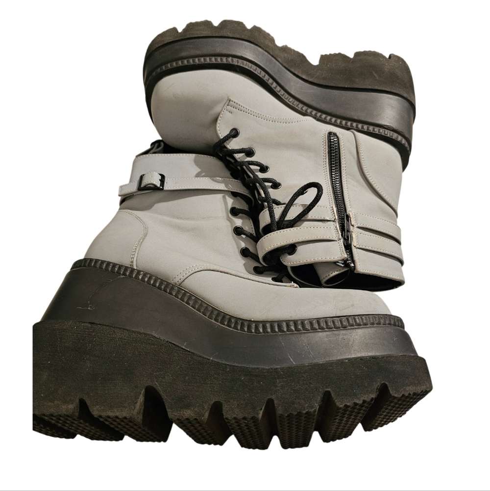 💖🔽Demonia By Dolls Kill Women's Silver and Black Platform Boots - Picture 4 of 6